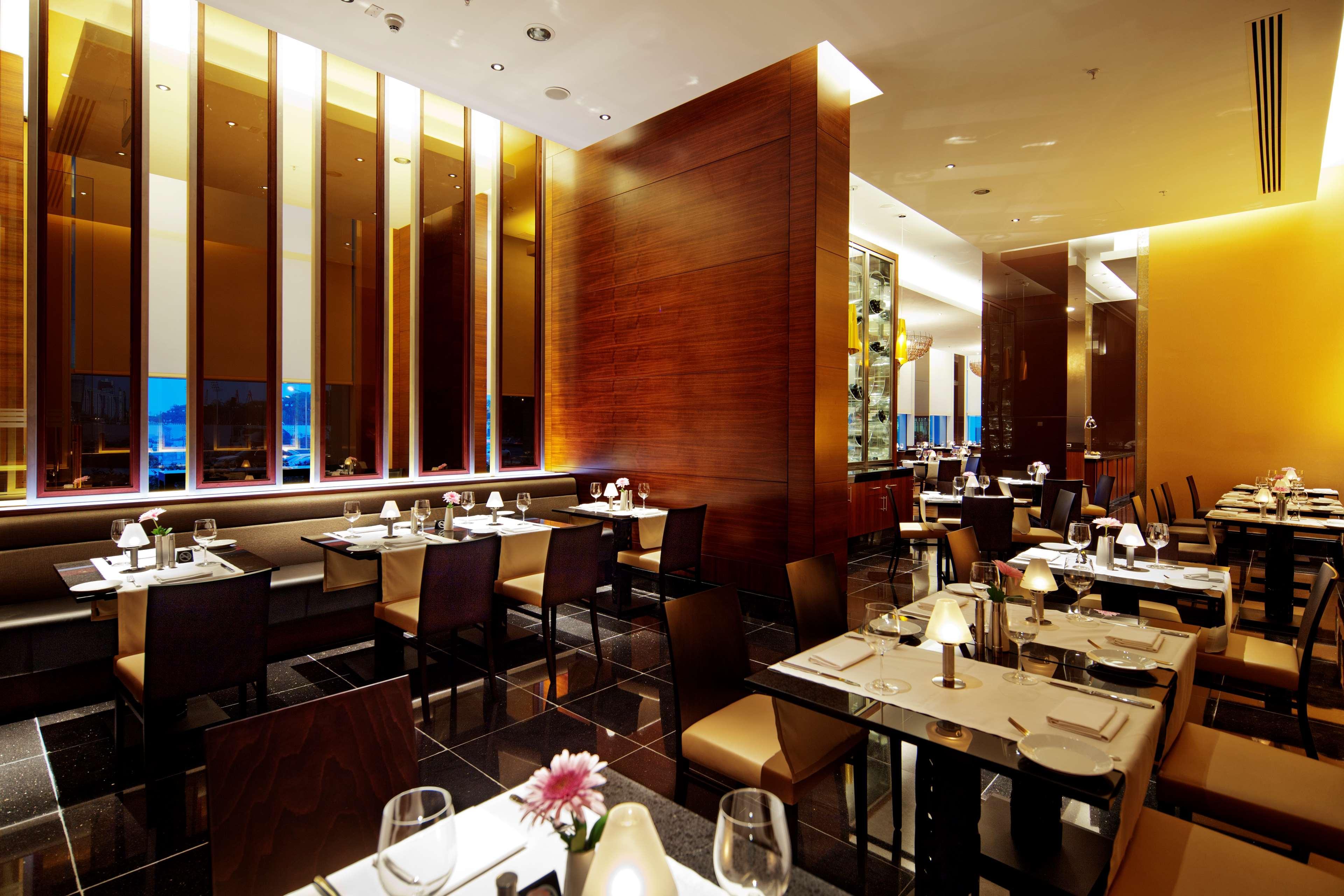 Hilton Baku Hotel Kültér fotó The interior of the restaurant