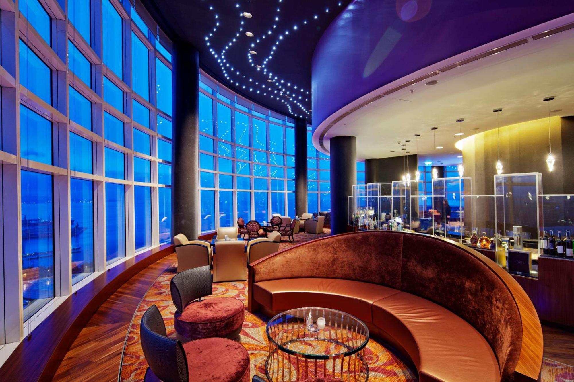 Hilton Baku Hotel Kültér fotó The 87th Lounge at Hong Kong International Airport