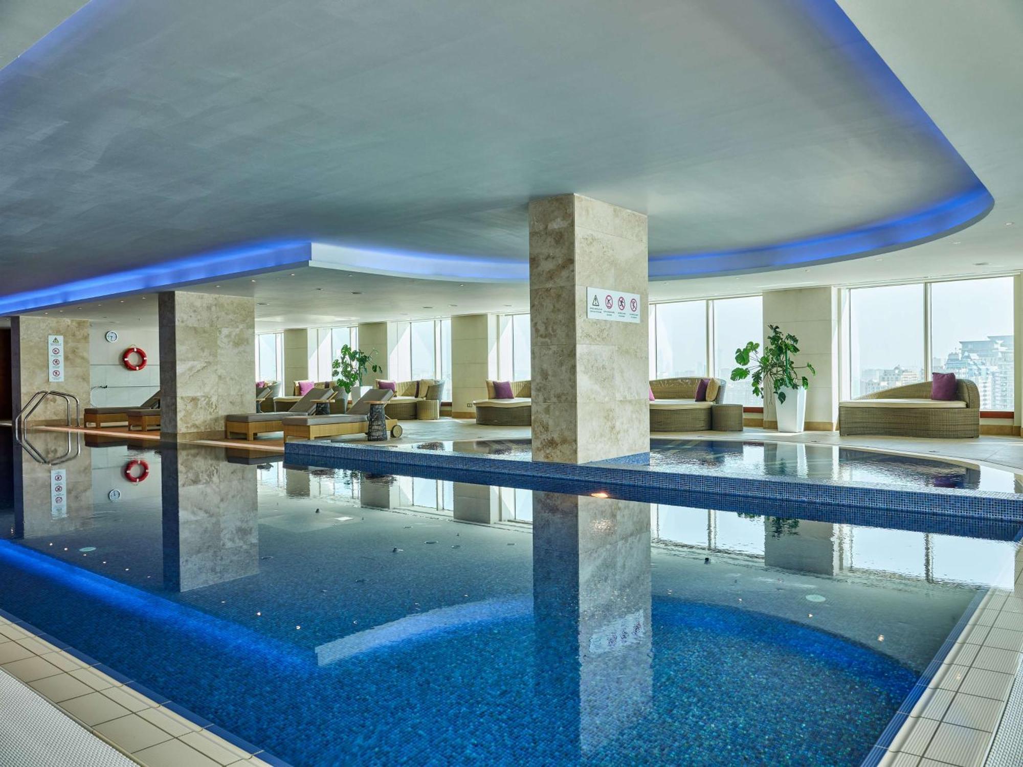 Hilton Baku Hotel Kültér fotó The pool at the 52nd floor